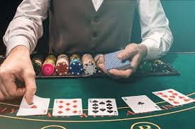 Studio dealer langsung Teen Patti di platform toto15 dengan multi-kamera dan antarmuka permainan